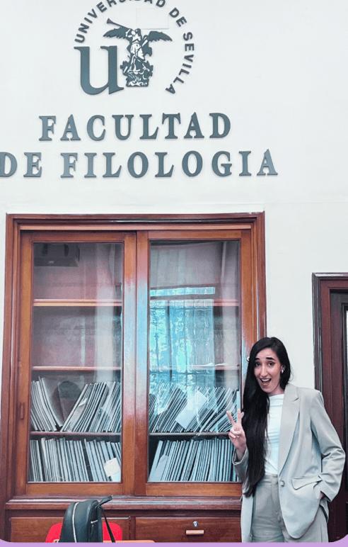 Rocío en la Facultad de Filología de la Universidad de Sevilla